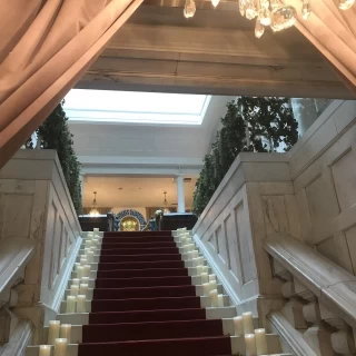 この階段を上った先が、チャペルです。
