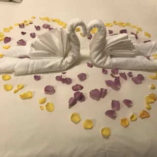 新郎新婦が前日宿泊したホテルのお部屋での装飾サービスです。
