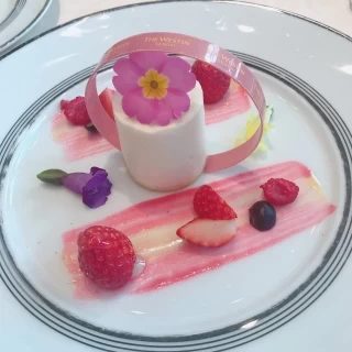 バラ香るフロマージュブランのムース ベリーをちりばめて