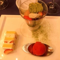 ケーキとパフェとシャーベットの盛り合わせです