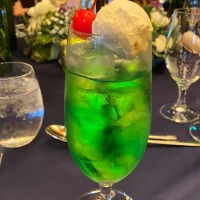 全テーブルがメロンクリームソーダを頼んでいました