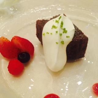 甘すぎず美味しいチョコケーキ