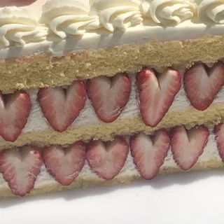 ウエディングケーキの苺
