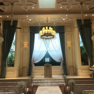 温かみのある照明で、新郎新婦との距離も近い。