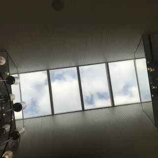 バージンロードの真上に天窓があり、明るいです。