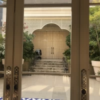 披露宴会場から見たガーデンとチャペル入り口。
