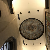 聖グロリアス教会チャペルの扉の前のスペースの天井、高いです