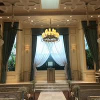 温かみのある照明で、新郎新婦との距離も近い。