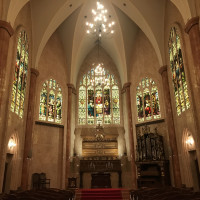 聖グロリアス教会のステンドグラス
