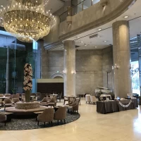待合ロビーです。当日はグランドピアノを弾いてもらえます。