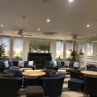 待合室1。大きな待合室が2つあります。