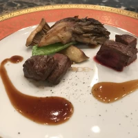 試食のステーキ。ソースが2種類あり選べる。