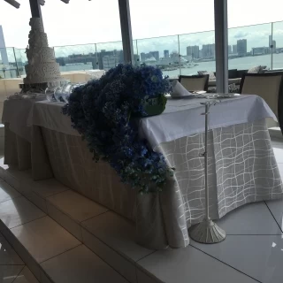 テラス席がある披露宴会場の高砂席