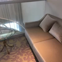 新郎新婦入場のらせん階段前の待合室