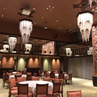 ウッドテイストで落ち着きがありつつも華やかな会場