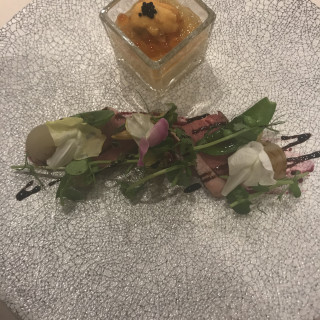 前菜の鴨とウニイクラの前菜