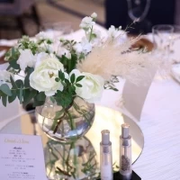 披露宴会場内の各卓テーブルの装花です