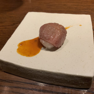 肉寿司。ウニソース。