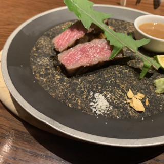 メイン料理。冷めないようにあたたかいプレートのお皿です。