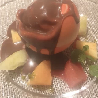 ホットチョコレートをかけるとみるみる溶けていくデザート
