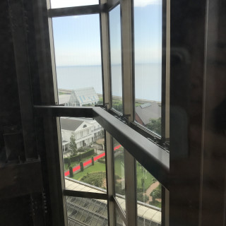ホテルエレベーターからのチャペルの眺め