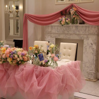 ピンクのチュールとパステルカラーのお花で夢かわいい高砂席