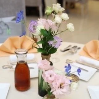各卓の装花はシンプルに
ブーケに合わせた花の色