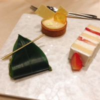 ウエディングケーキとデザートがワンプレートになっています。