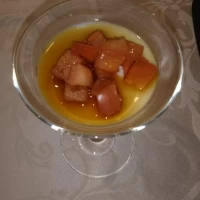豆腐が滑らかで、上にのっているトマトとよく合います。