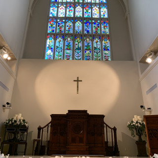 大聖堂内の祭壇とステンドグラス。