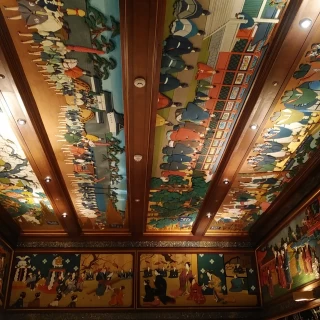 披露宴会場に向かう途中の天井の工芸品です。
