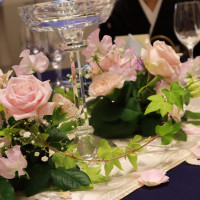 ゲストテーブル、メインテーブルのお花はピンクと紫で。
