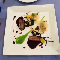 牛肉のグリルにフォアグラがのっています。美味しすぎました。