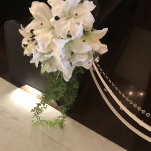 挙式会場の茶色い椅子に白の装花が映えます。|553136さんのホテル ラシーネ新前橋の写真(943181)