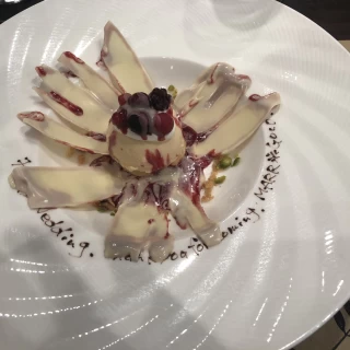 ベリーソースをかけると中からデザートが！