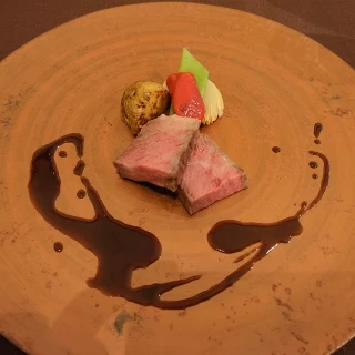 目の前で切り分けられたお肉料理