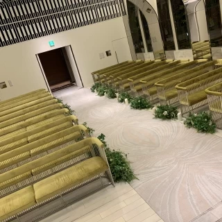 白と緑を基調としたチャペル。
写真に映えそうな綺麗さ。