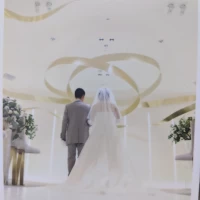 挙式会場。ゴールドのリボンが可愛らしい。