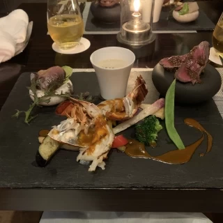 コース料理をまとめて一皿にしてあります。