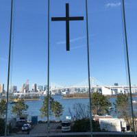 十字架の下に東京タワー。
カーテンで窓隠す演出あり