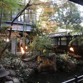 披露宴会場から見た中庭。欄干があります。