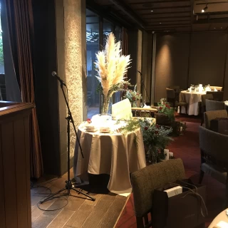 高砂。中庭をバックに写真が撮れます。