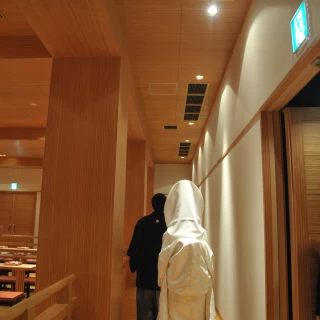 神前式の会場に新郎新婦が一番に入場します。
