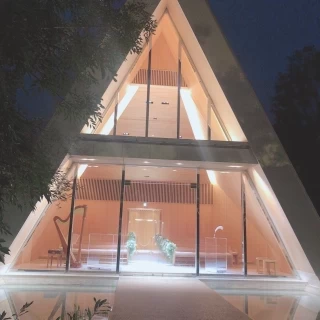 夜、外から見る建物です