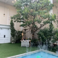 ガーデンには小さなプールと噴水もあります。