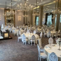 横長で高砂から見て右手に階段もあります。