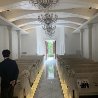 扉が開くと緑が見えます。