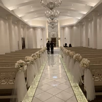 バージンロードの幅は2人で並んでも余裕があります。