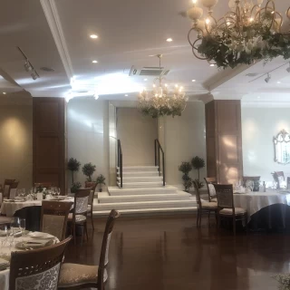 階段もついており天井が高い会場です。