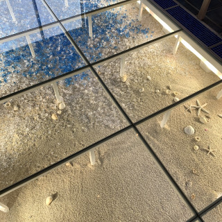 バージンロードの下には砂や貝殻が敷き詰められています